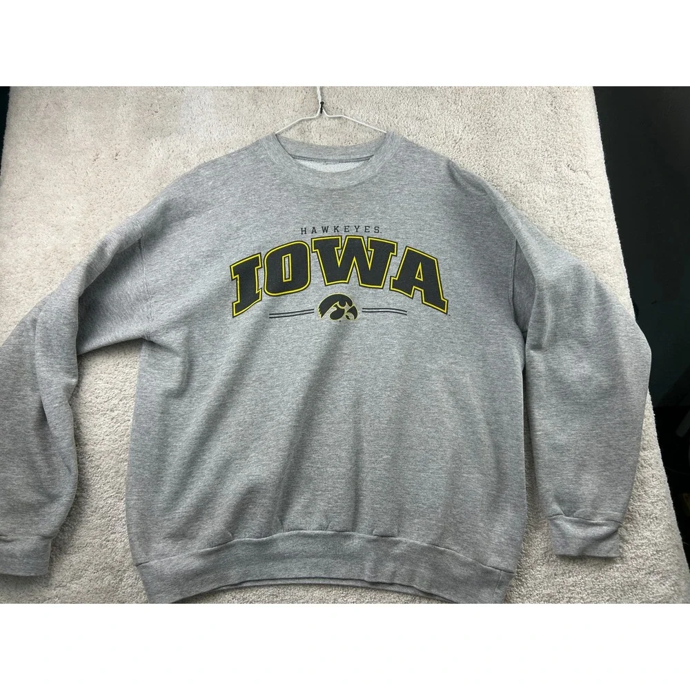 Iowa Hawkeyes Graphic Crewneck Sweatshirt XL Gray NCAA Gameday Sporty Streetwear